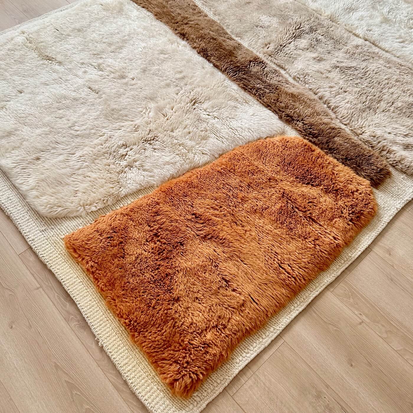 Covor gros și pufos din lână naturală realizat manual în Mrirt, Maroc. Perfect pentru living sau dormitor - dimensiune medie în culori de alb, crem, bej, maro si teracota - color bleeding 2