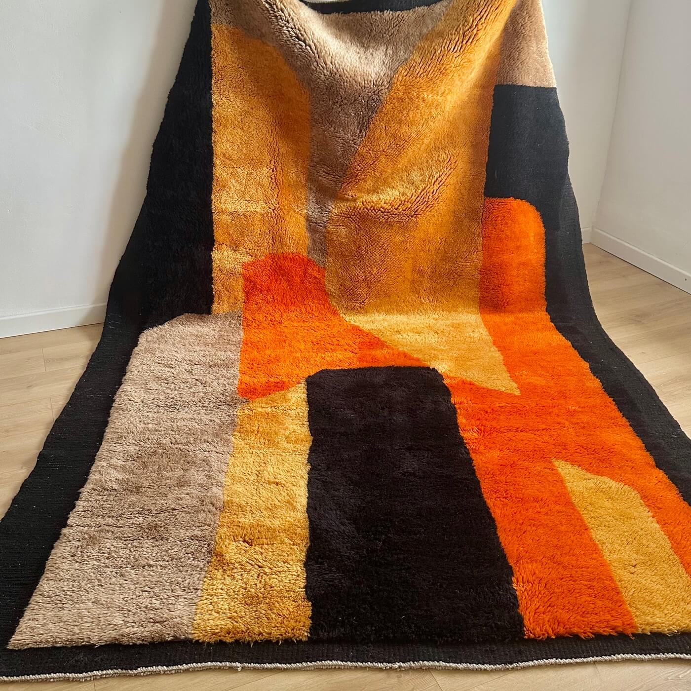 Covor gros și pufos din lână naturală 300 x 200 cm - realizat manual în Mrirt, Maroc. Perfect pentru living sau dormitor - culori calde de galben, teracota, maro si negru - întins mare