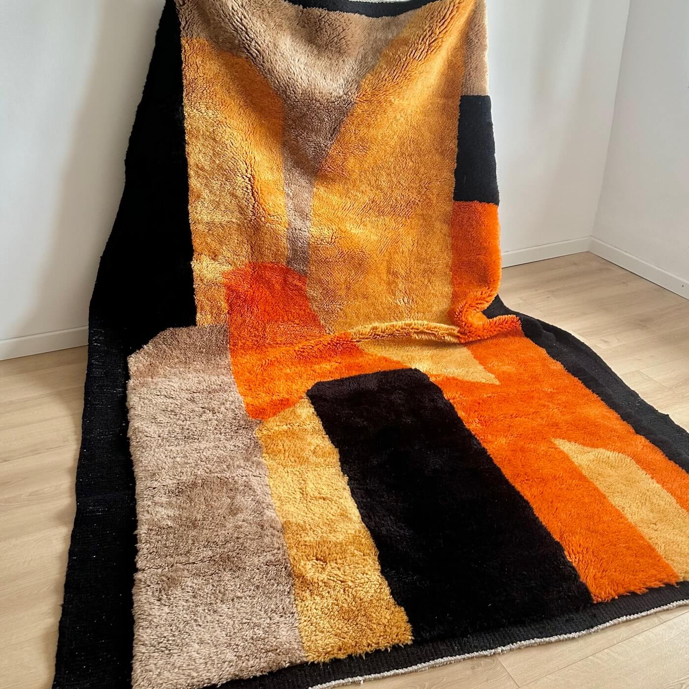 Covor gros și pufos din lână naturală 300 x 200 cm - realizat manual în Mrirt, Maroc. Perfect pentru living sau dormitor - culori calde de galben, teracota, maro si negru - întins