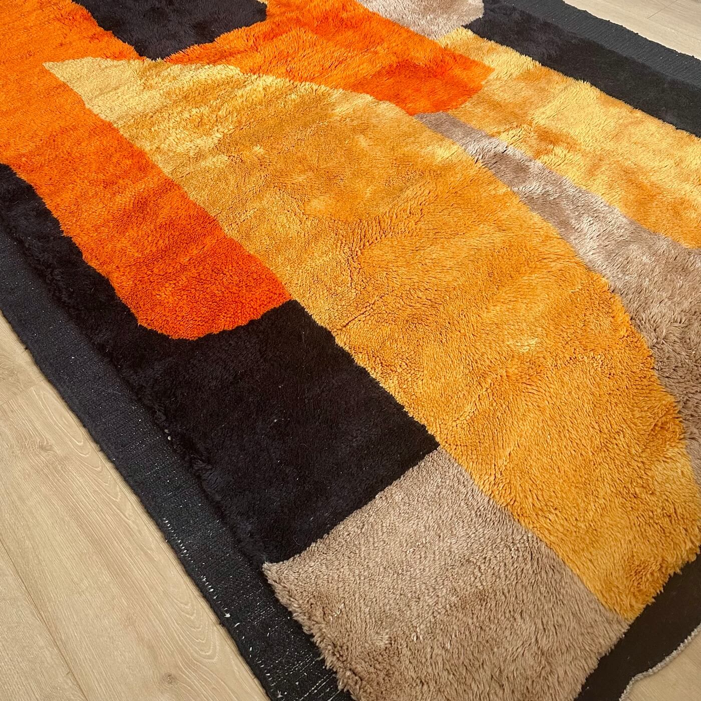 Covor gros și pufos din lână naturală 300 x 200 cm - realizat manual în Mrirt, Maroc. Perfect pentru living sau dormitor - culori calde de galben, teracota, maro si negru - pe parchet