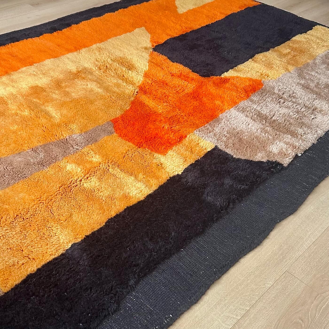 Covor gros și pufos din lână naturală 300 x 200 cm - realizat manual în Mrirt, Maroc. Perfect pentru living sau dormitor - culori calde de galben, teracota, maro si negru - pe jos