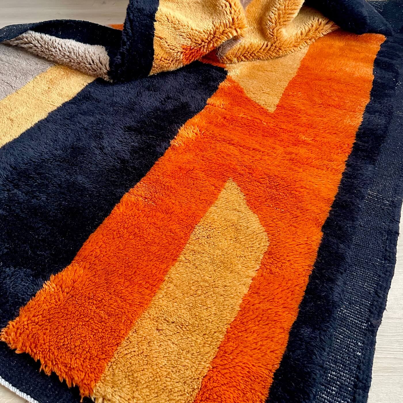 Covor gros și pufos din lână naturală 300 x 200 cm - realizat manual în Mrirt, Maroc. Perfect pentru living sau dormitor - culori calde de galben, teracota, maro si negru - fir lung de calitate