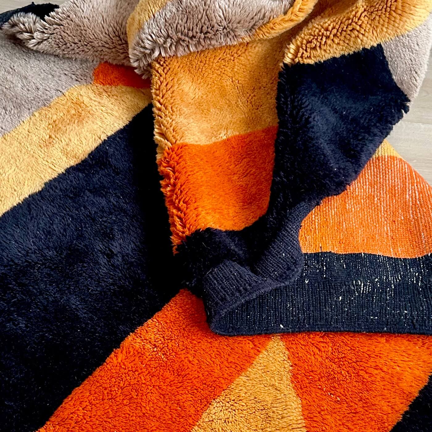 Covor gros și pufos din lână naturală 300 x 200 cm - realizat manual în Mrirt, Maroc. Perfect pentru living sau dormitor - culori calde de galben, teracota, maro si negru - zoom