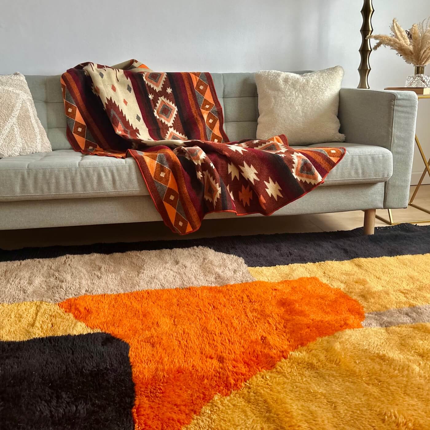 Covor gros și pufos din lână naturală 300 x 200 cm - realizat manual în Mrirt, Maroc. Perfect pentru living sau dormitor - culori calde de galben, teracota, maro si negru - decor living