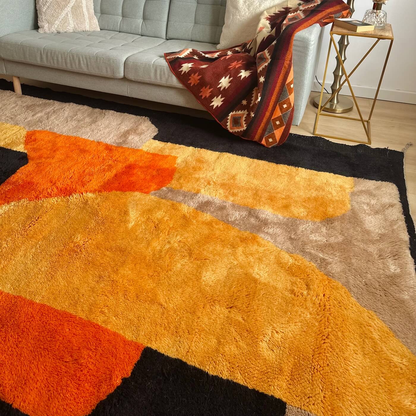 Covor gros și pufos din lână naturală 300 x 200 cm - realizat manual în Mrirt, Maroc. Perfect pentru living sau dormitor - culori calde de galben, teracota, maro si negru - decor