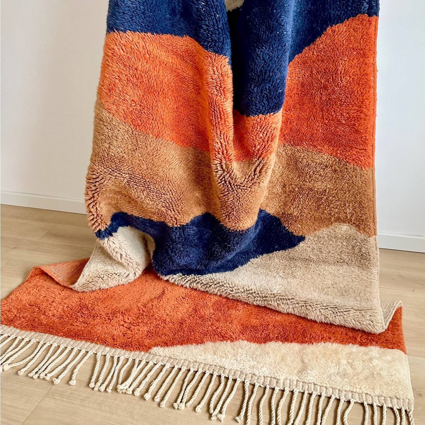 Covor modern gros și pufos din lână naturală realizat manual în Mrirt, Maroc. Perfect pentru living sau dormitor - dimensiune medie în culori de bej, maro, teracota si albastru - frumos