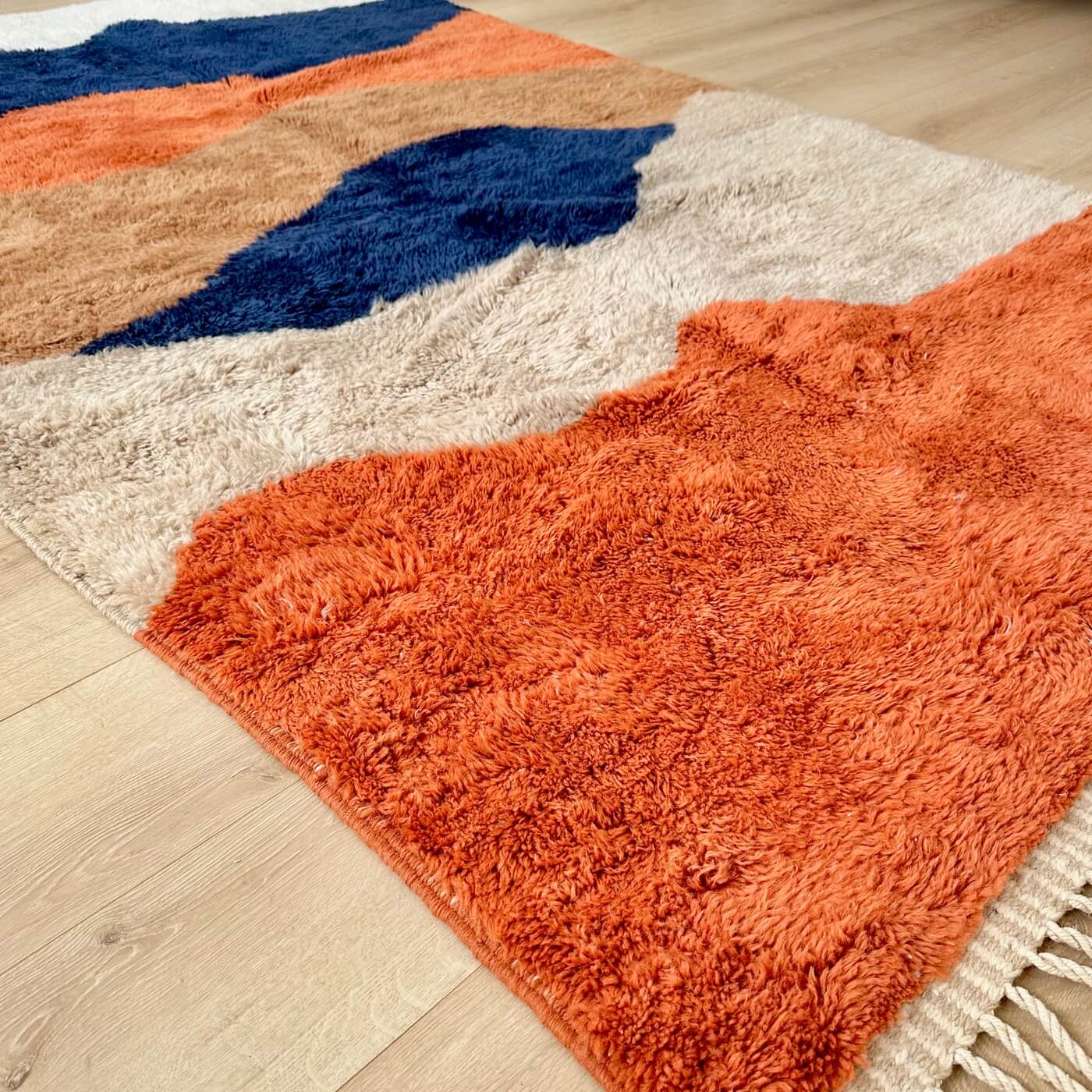 Covor modern gros și pufos din lână naturală realizat manual în Mrirt, Maroc. Perfect pentru living sau dormitor - dimensiune medie în culori de bej, maro, teracota si albastru - de aproape 1