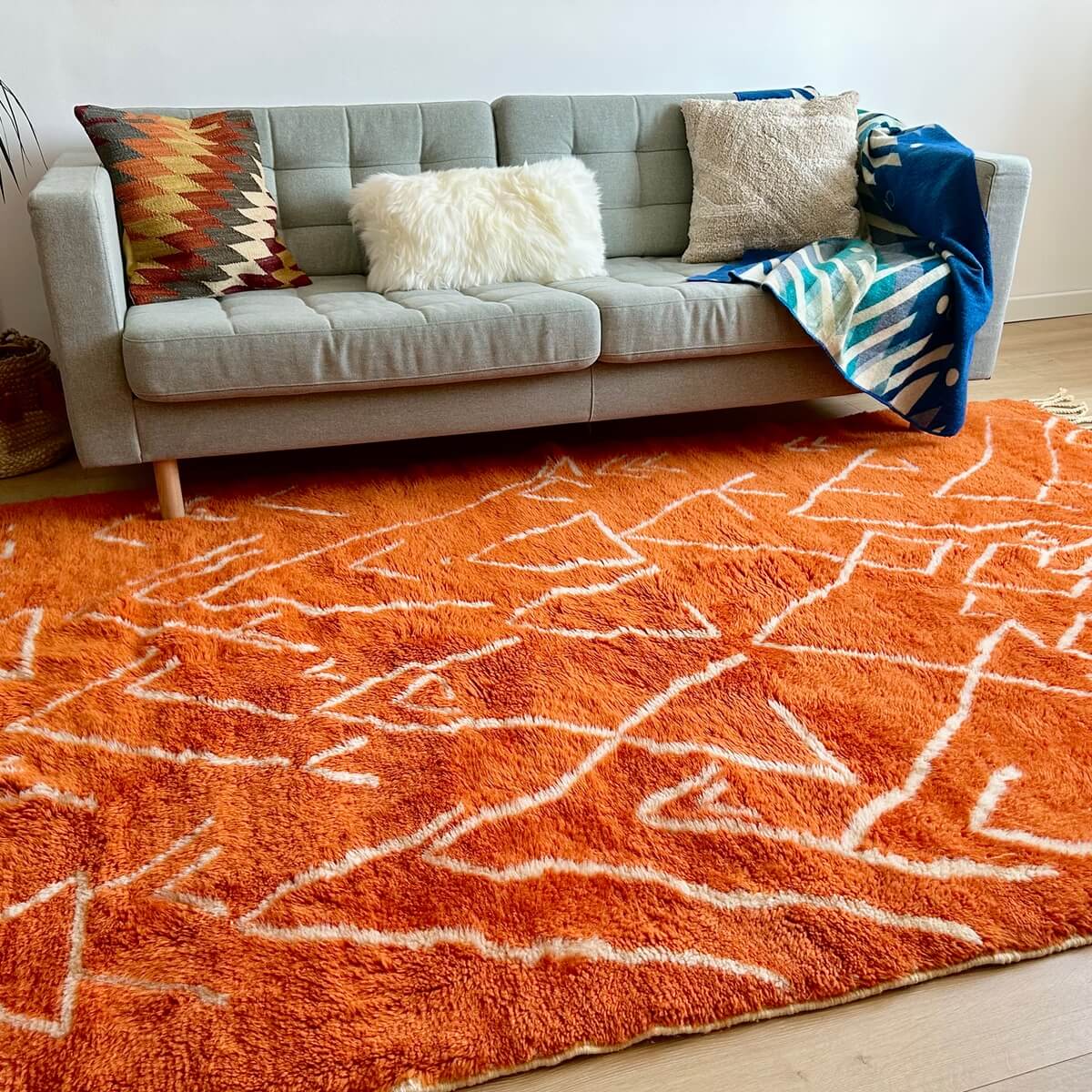 Covor gros si pufos, innodat din lana organica, design modern contemporan cu linii asimetrice si romburi ce simbolizeaza Muntii Atlas, culoare teracota, idei decor