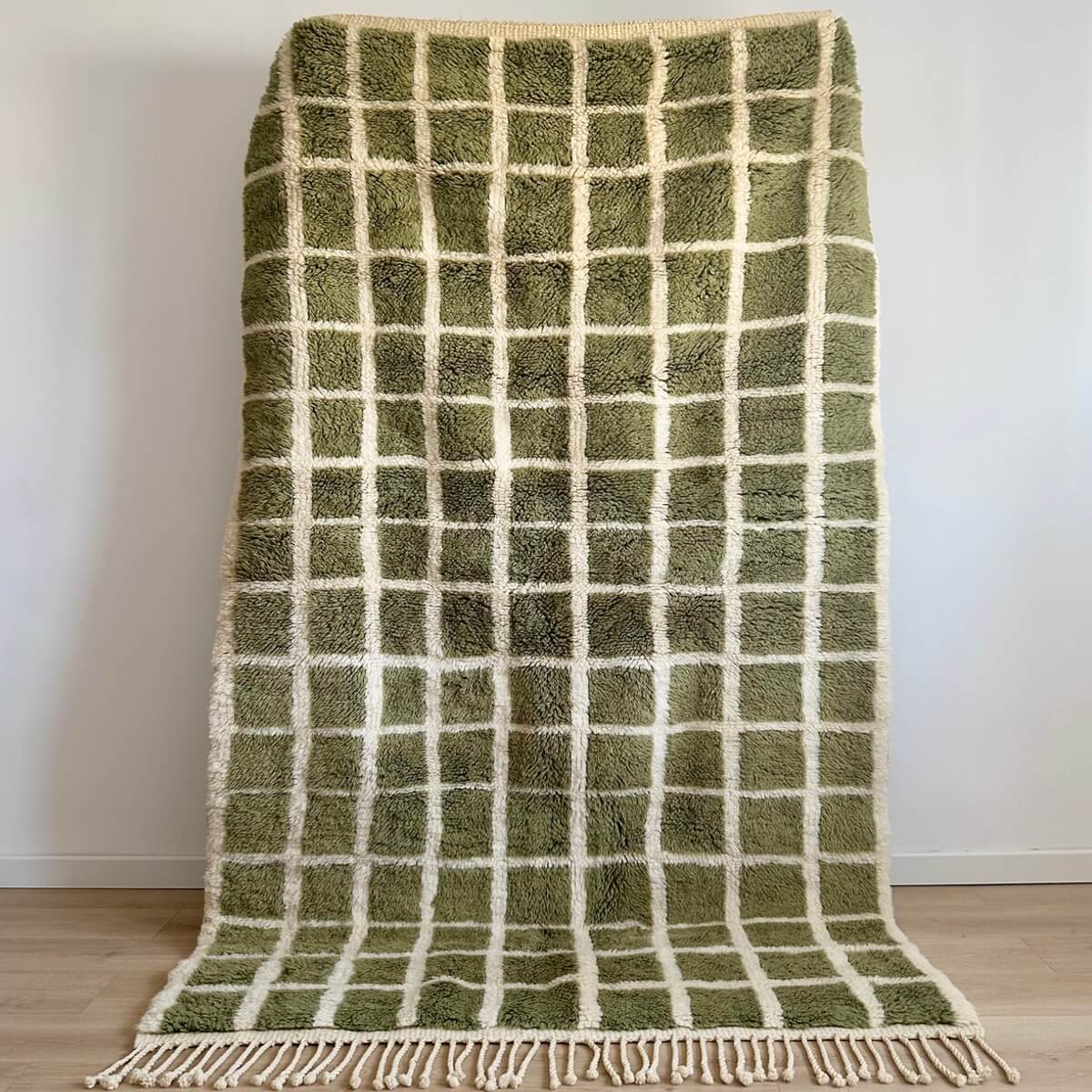 Covor marocan dens si pufos, realizat prin innodare din lana organica, model modern in carouri, culoare sage green - verde salvie, marime 255x155, in picioare