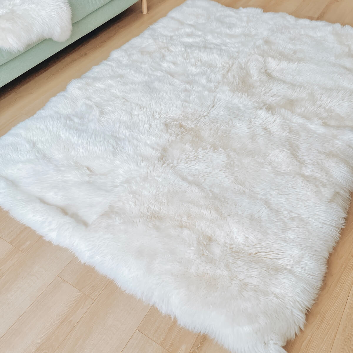 covor mare dreptunghiular din blana naturala de oaie, pentru living sau dormitor, 230 x 160, alb, intins pe podea