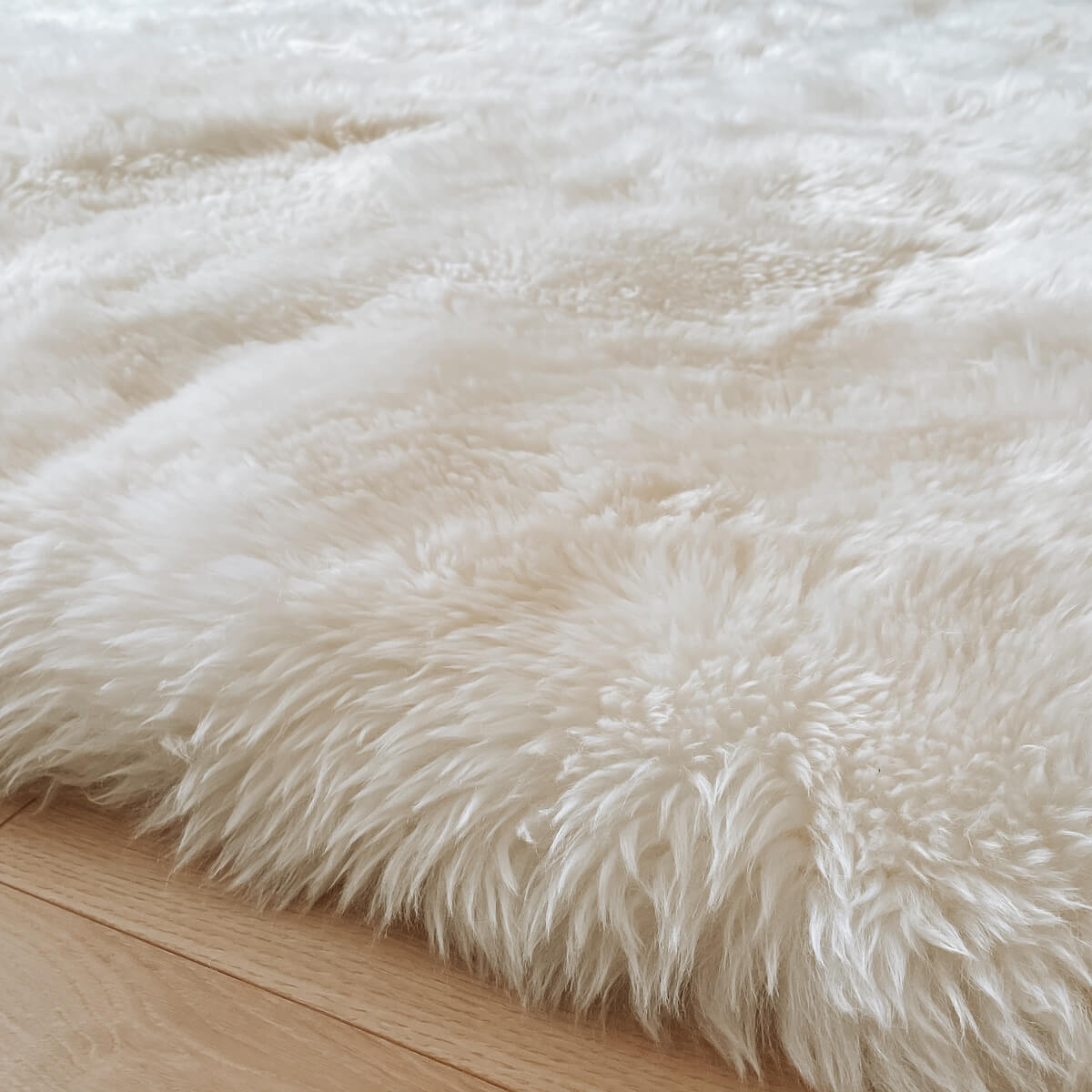 covor mare dreptunghiular din blana naturala de oaie, pentru living sau dormitor, 230 x 160, alb, inaltime grosime 7 cm