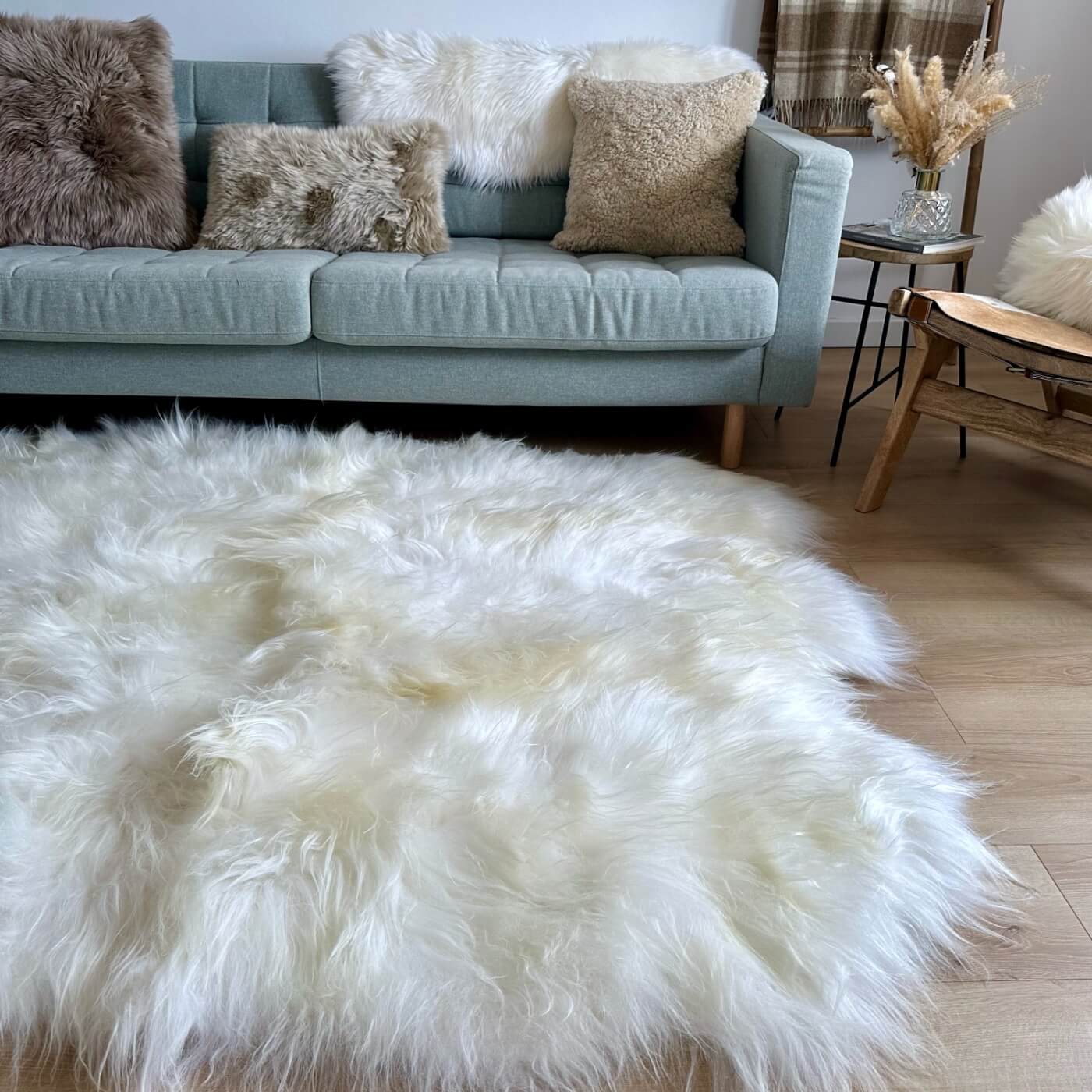 Covor sexto din blană naturală de oaie islandeză realizat din 6 piei întregi cusute împreună, de aproape