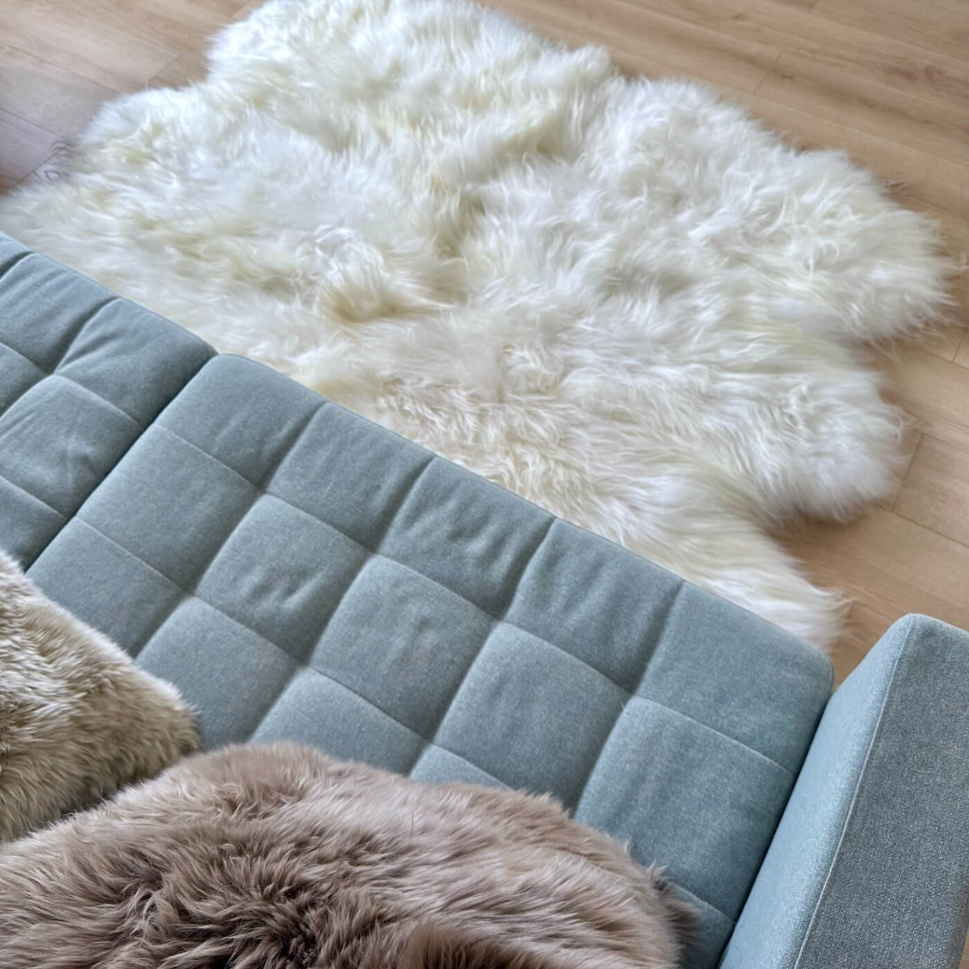 Covor sexto din blană naturală de oaie islandeză realizat din 6 piei întregi cusute împreună, de sus