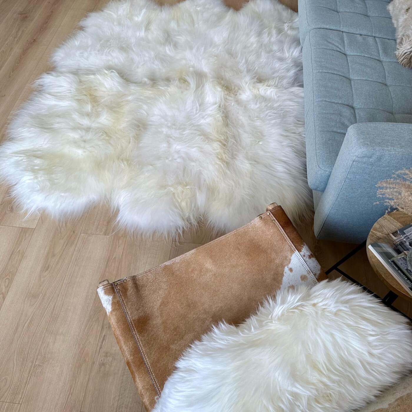 Covor sexto din blană naturală de oaie islandeză realizat din 6 piei întregi cusute împreună, pe parchet