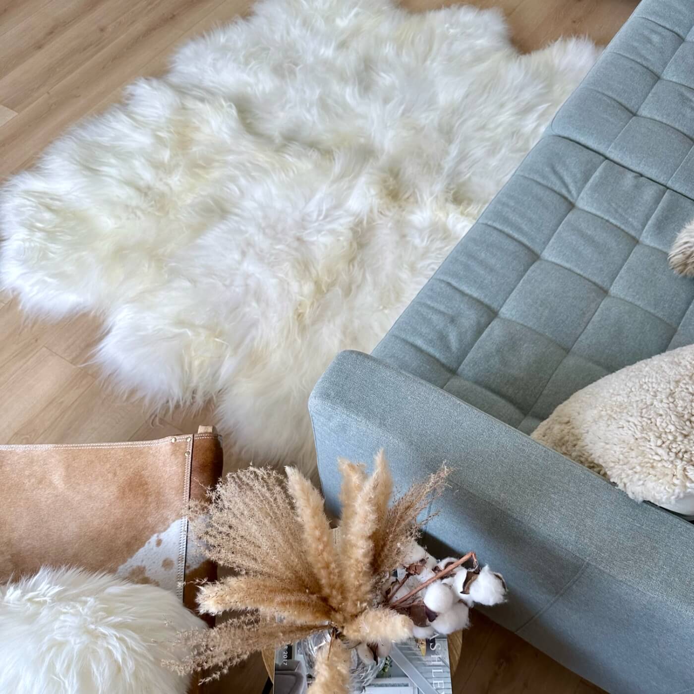 Covor sexto din blană naturală de oaie islandeză realizat din 6 piei întregi cusute împreună, decor