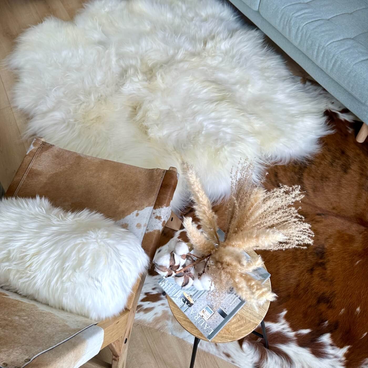 Covor sexto din blană naturală de oaie islandeză realizat din 6 piei întregi cusute împreună, decor cu piei