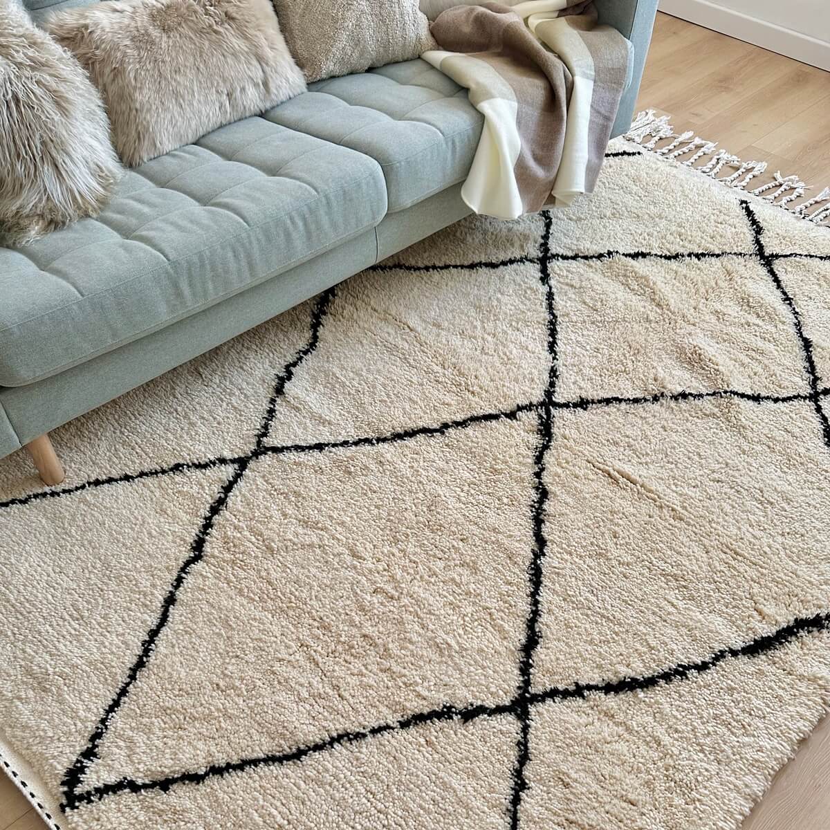 covor modern gros si pufos din lana creat manual in maroc, model alb cu dungi negre asimetrice, decor living