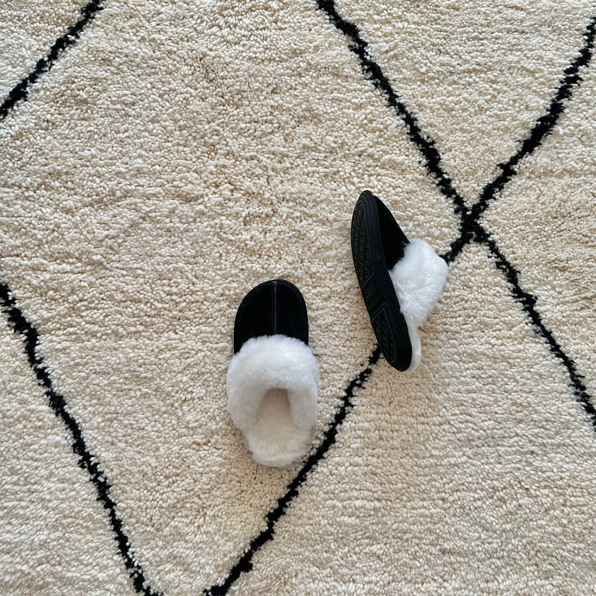 covor modern gros si pufos din lana creat manual in maroc, model alb cu dungi negre asimetrice, decor