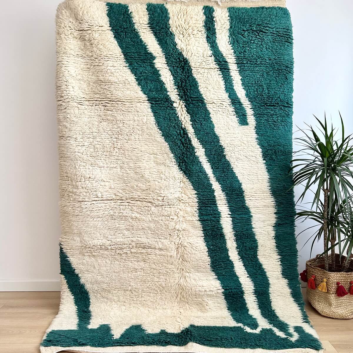 Covor modern de lux innodat manual 100% din lana organica in Maroc. Culoare Crem cu Verde. Gros, moale si cu fir lung acest covor pufos este perfect pentru living, dormitor sau sufragerie.