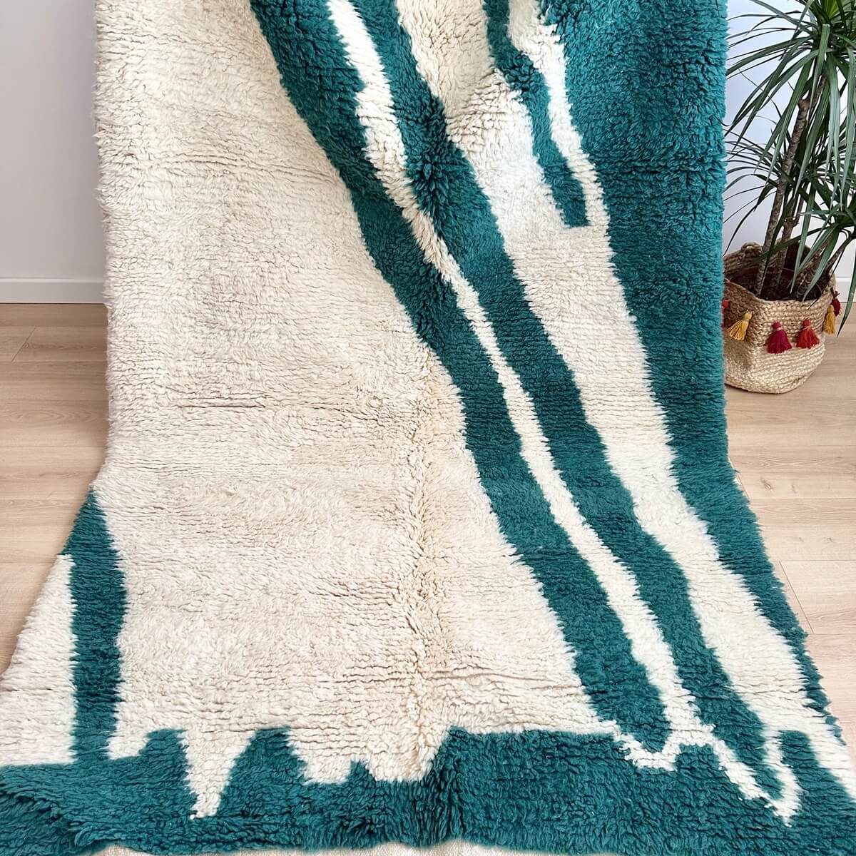 Covor modern de lux innodat manual 100% din lana organica in Maroc. Culoare Crem cu Verde. Gros, moale si cu fir lung acest covor pufos este perfect pentru living, dormitor sau sufragerie. de sus