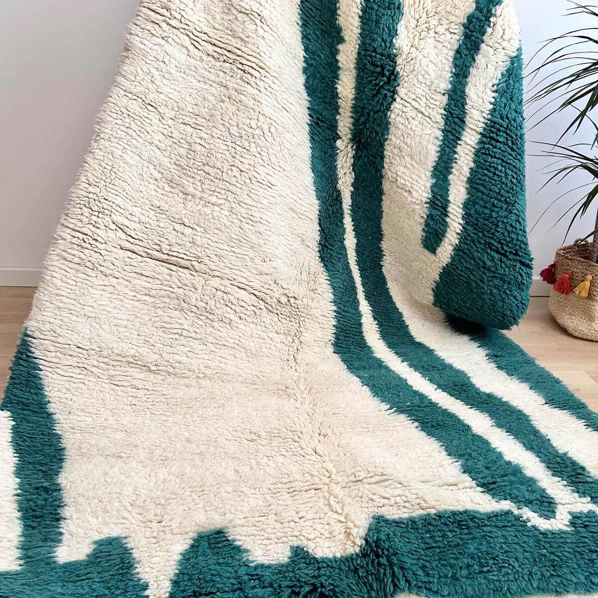 Covor modern de lux innodat manual 100% din lana organica in Maroc. Culoare Crem cu Verde. Gros, moale si cu fir lung acest covor pufos este perfect pentru living, dormitor sau sufragerie. tinut in mana