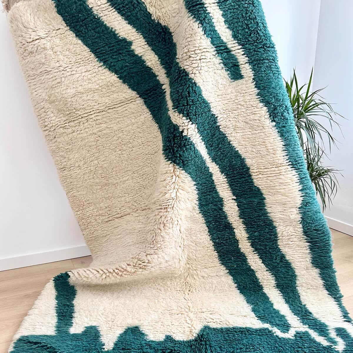 Covor modern de lux innodat manual 100% din lana organica in Maroc. Culoare Crem cu Verde. Gros, moale si cu fir lung acest covor pufos este perfect pentru living, dormitor sau sufragerie. frumos