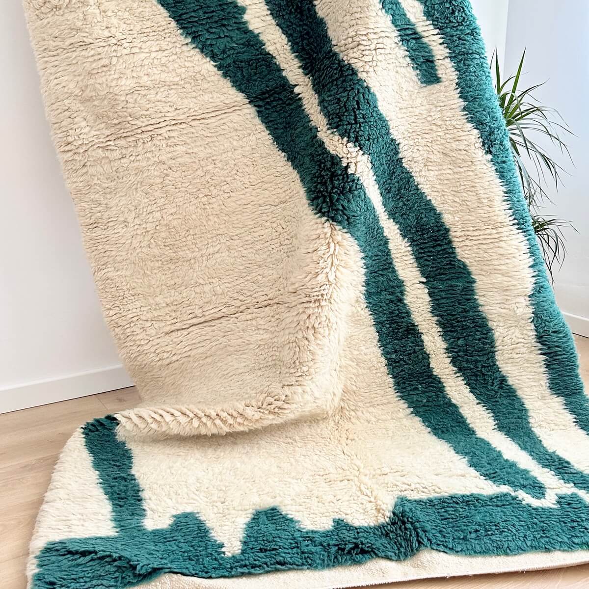 Covor modern de lux innodat manual 100% din lana organica in Maroc. Culoare Crem cu Verde. Gros, moale si cu fir lung acest covor pufos este perfect pentru living, dormitor sau sufragerie. 150 x 240