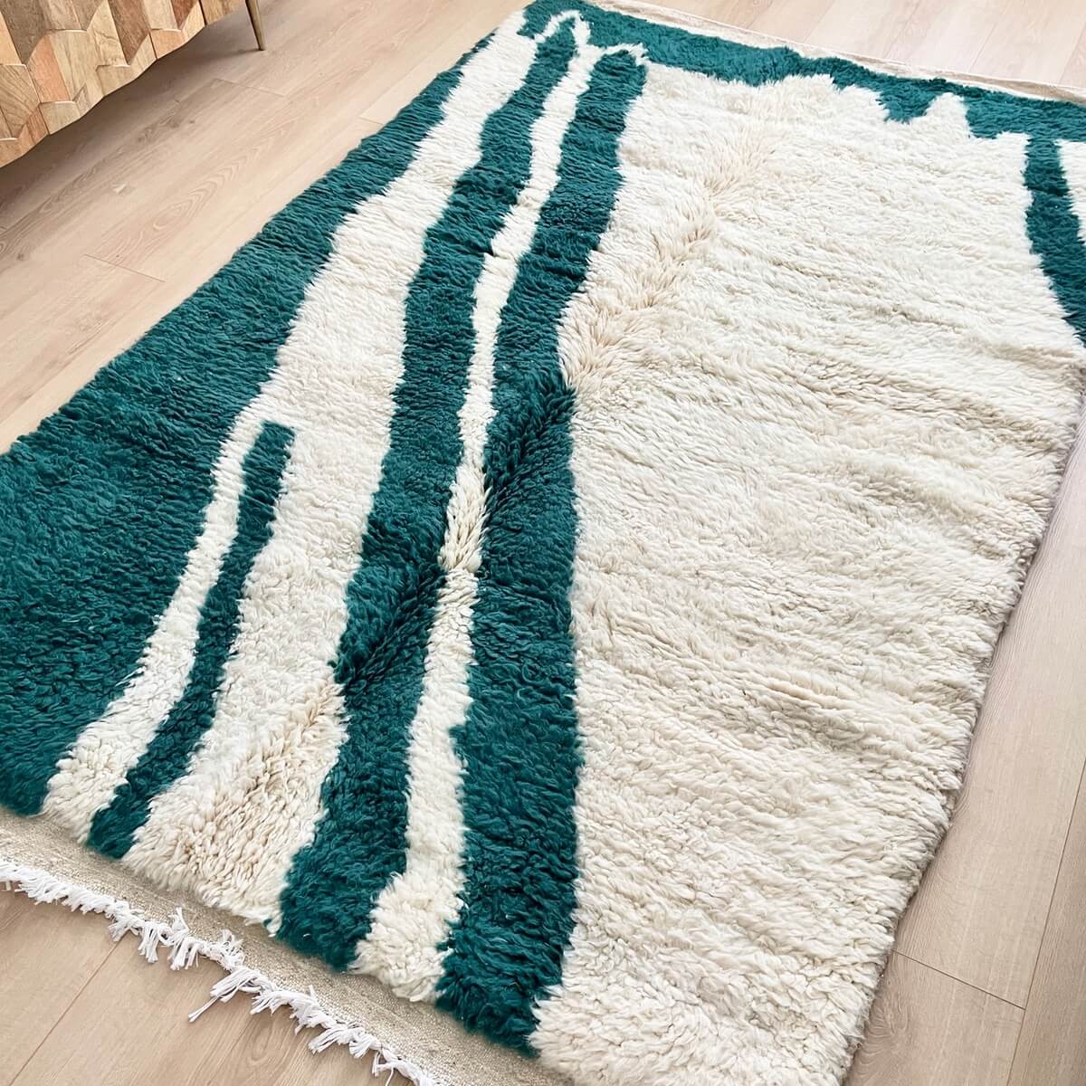 Covor modern de lux innodat manual 100% din lana organica in Maroc. Culoare Crem cu Verde. Gros, moale si cu fir lung acest covor pufos este perfect pentru living, dormitor sau sufragerie. intins pe podea