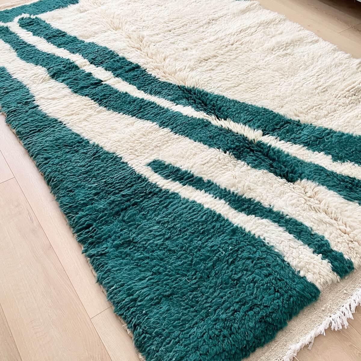 Covor modern de lux innodat manual 100% din lana organica in Maroc. Culoare Crem cu Verde. Gros, moale si cu fir lung acest covor pufos este perfect pentru living, dormitor sau sufragerie. pe podea 2