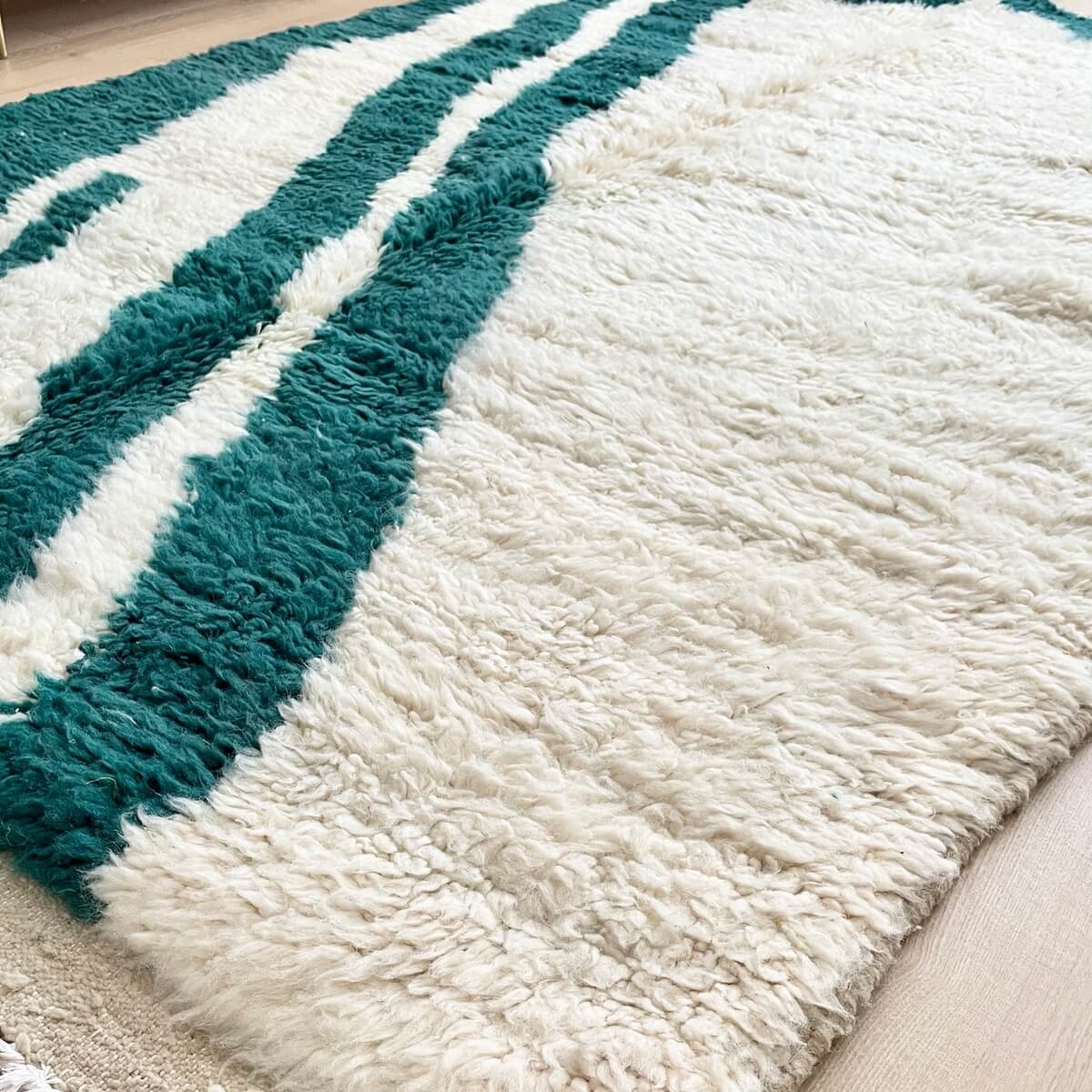 Covor modern de lux innodat manual 100% din lana organica in Maroc. Culoare Crem cu Verde. Gros, moale si cu fir lung acest covor pufos este perfect pentru living, dormitor sau sufragerie. zoom