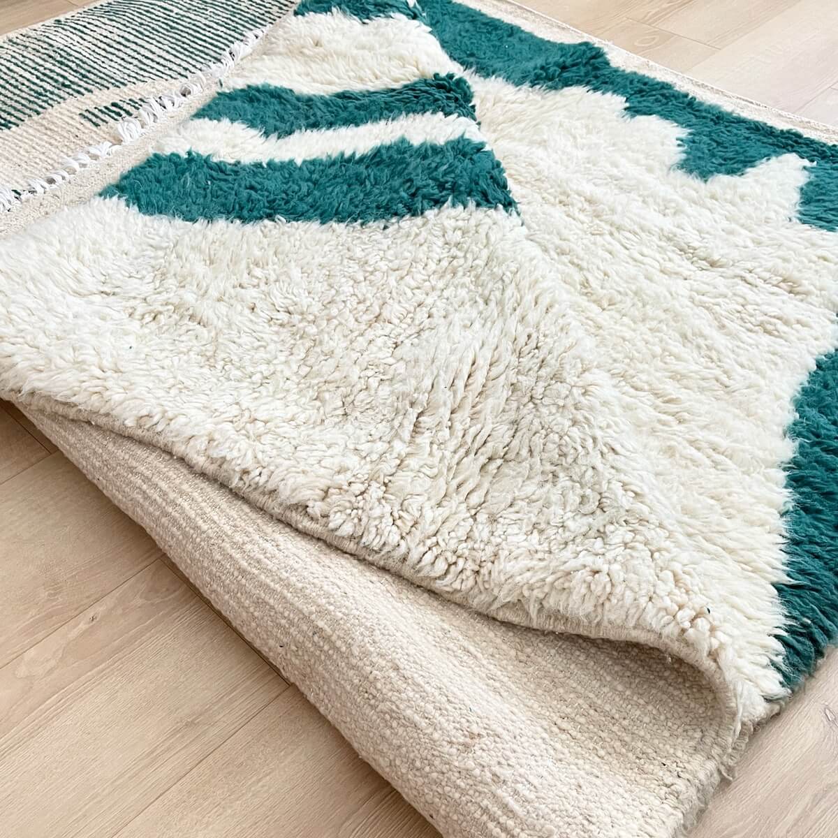 Covor modern de lux innodat manual 100% din lana organica in Maroc. Culoare Crem cu Verde. Gros, moale si cu fir lung acest covor pufos este perfect pentru living, dormitor sau sufragerie. verso