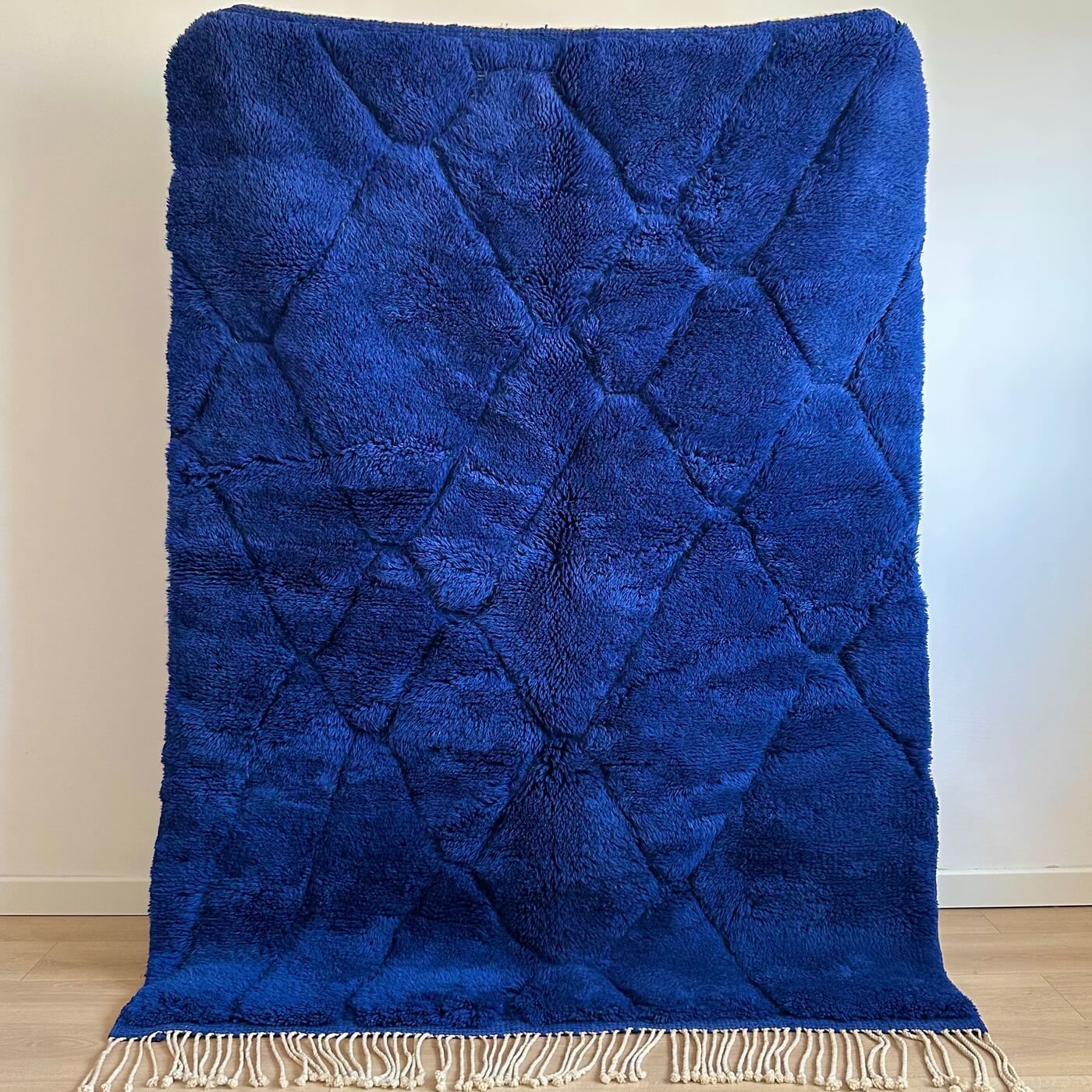 Covor marocan din lână organică Beni Mrirt Crossroads, Albastru, 200x140 cm, dens, gros si pufos, perfect pentru living si dormitor, in picioare