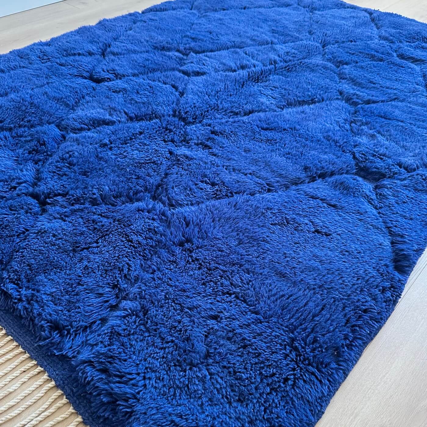 Covor marocan din lână organică Beni Mrirt Crossroads, Albastru, 200x140 cm, dens, gros si pufos, perfect pentru living si dormitor, intins