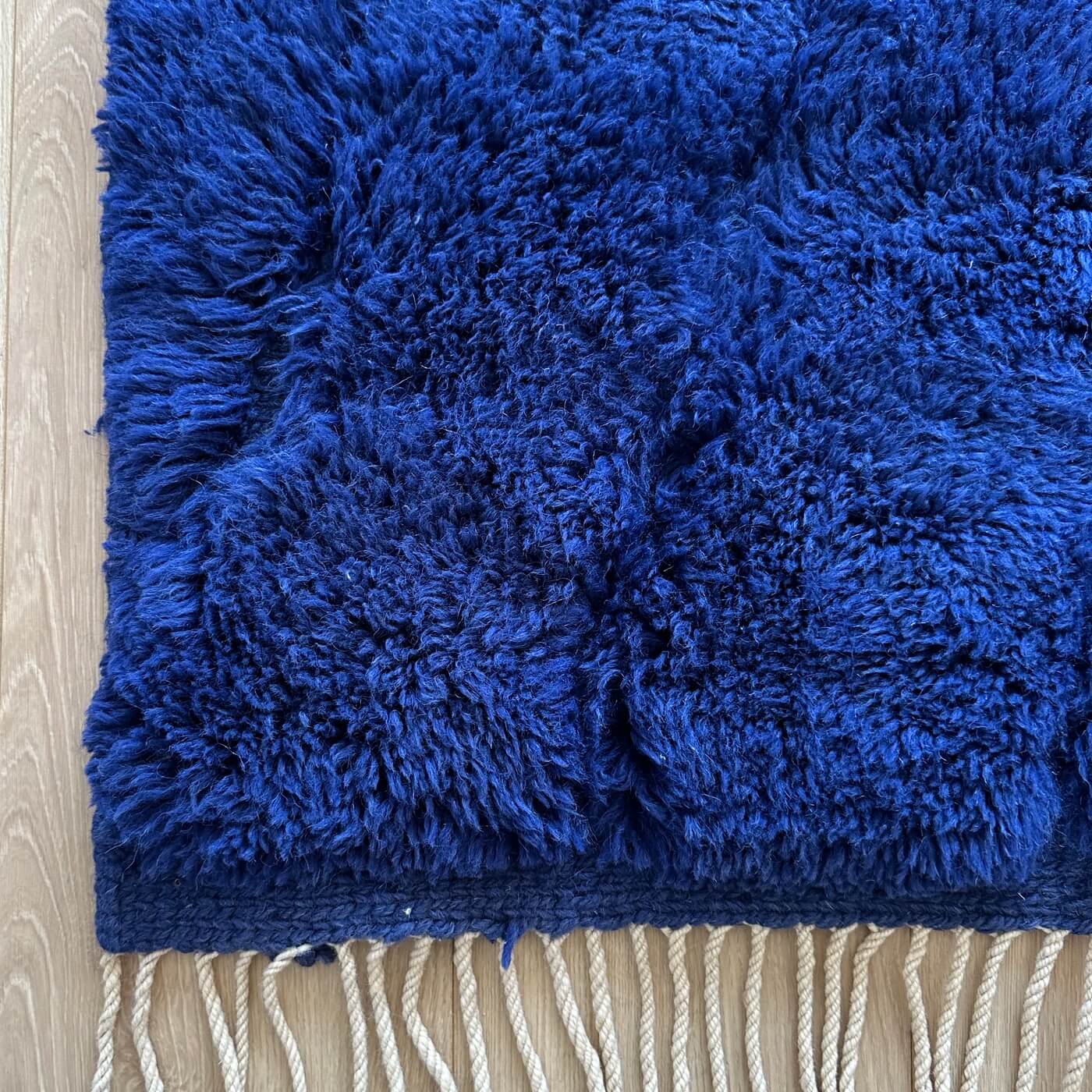 Covor marocan din lână organică Beni Mrirt Crossroads, Albastru, 200x140 cm, dens, gros si pufos, perfect pentru living si dormitor, ciucuri