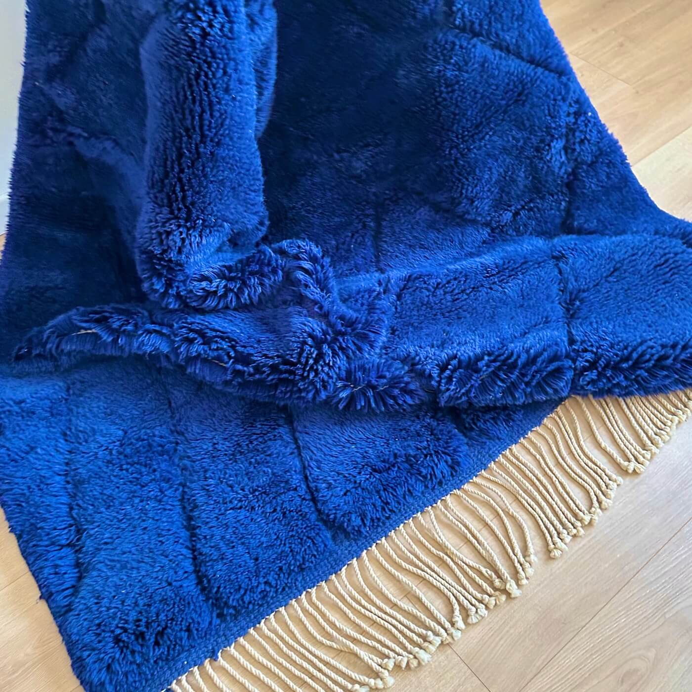 Covor marocan din lână organică Beni Mrirt Crossroads, Albastru, 200x140 cm, dens, gros si pufos, perfect pentru living si dormitor, de aproape