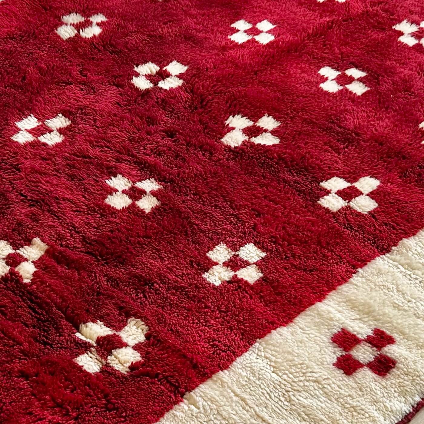 Covor Marocan din Lână Organică - Reflection, Roșu Cireș și Alb - model modern - dens și pufos - 250x165 cm - de aproape
