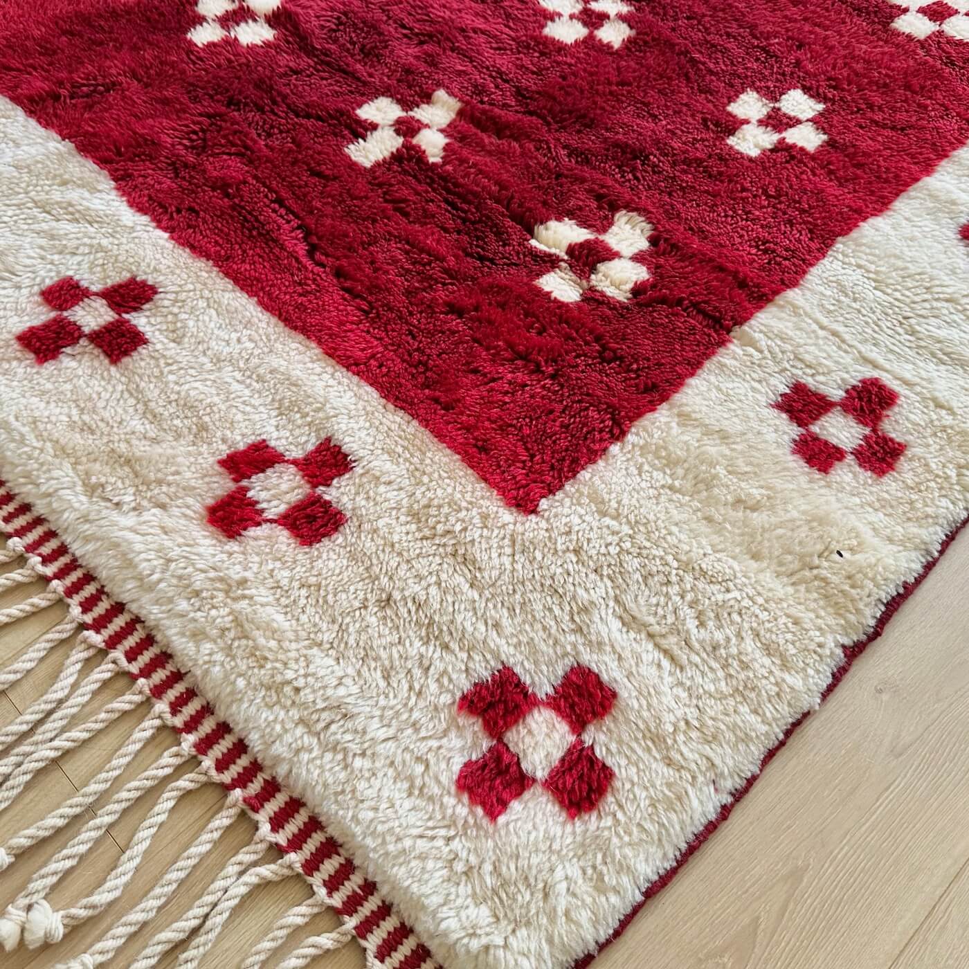 Covor Marocan din Lână Organică - Reflection, Roșu Cireș și Alb - model modern - dens și pufos - 250x165 cm - colț