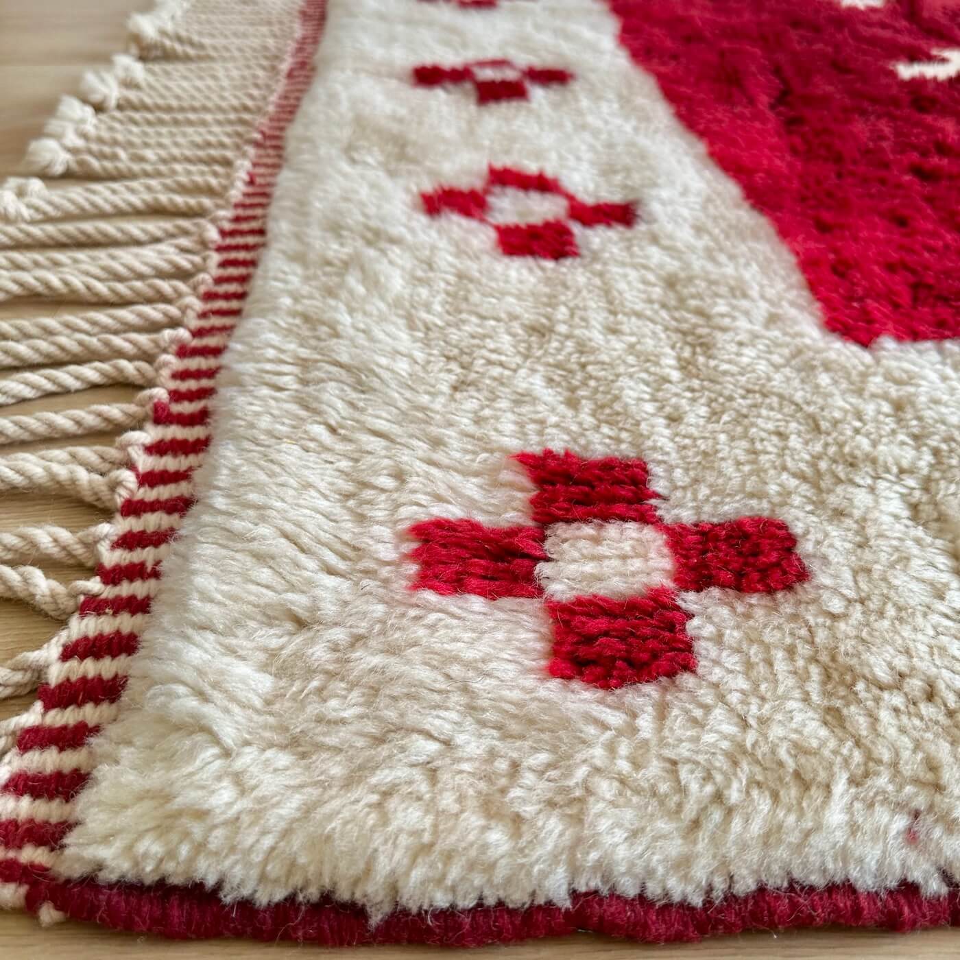 Covor Marocan din Lână Organică - Reflection, Roșu Cireș și Alb - model modern - dens și pufos - 250x165 cm - grosimea firului
