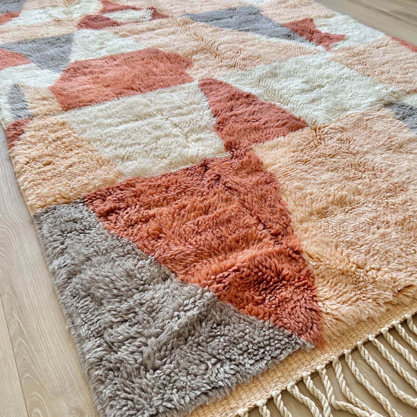 Covor Marocan din Lână Organică - Beni Mrirt Serenity, Multicolor în culori pământii de crem, iersică, teracotă și gri - 260x155 cm - pe parchet