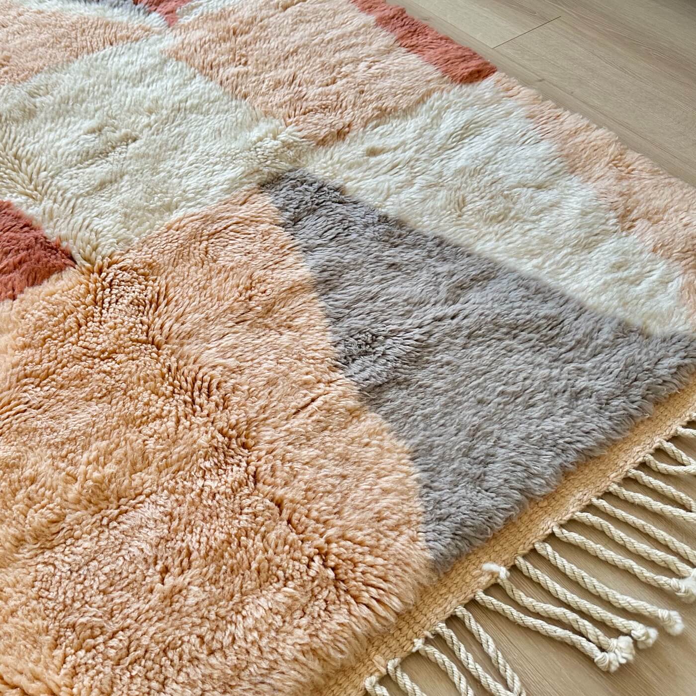 Covor Marocan din Lână Organică - Beni Mrirt Serenity, Multicolor în culori pământii de crem, iersică, teracotă și gri - 260x155 cm - de aproape