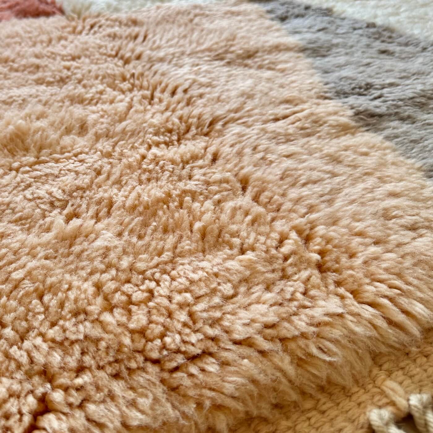 Covor Marocan din Lână Organică - Beni Mrirt Serenity, Multicolor în culori pământii de crem, iersică, teracotă și gri - 260x155 cm - zoom