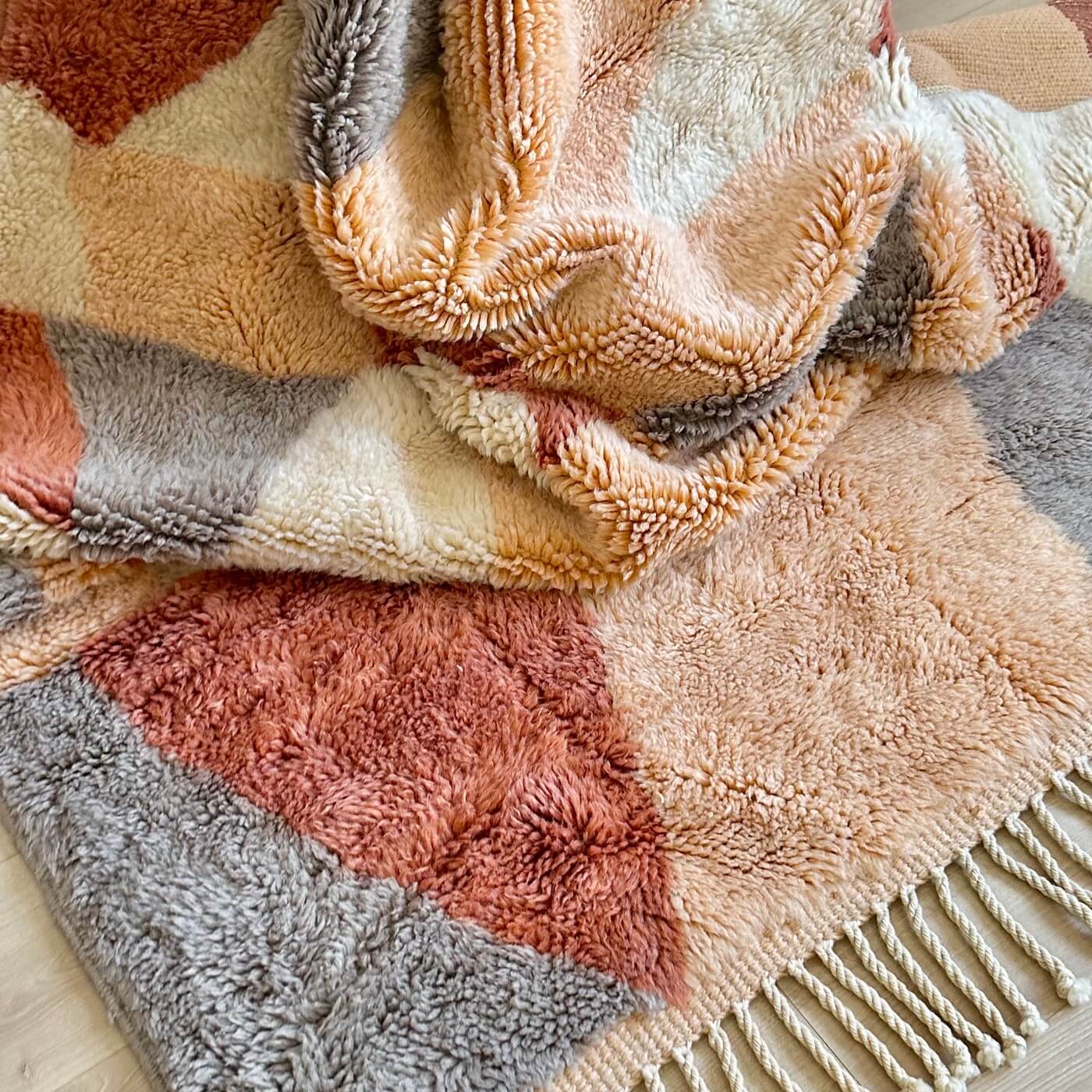 Covor Marocan din Lână Organică - Beni Mrirt Serenity, Multicolor în culori pământii de crem, iersică, teracotă și gri - 260x155 cm - gros și pufos