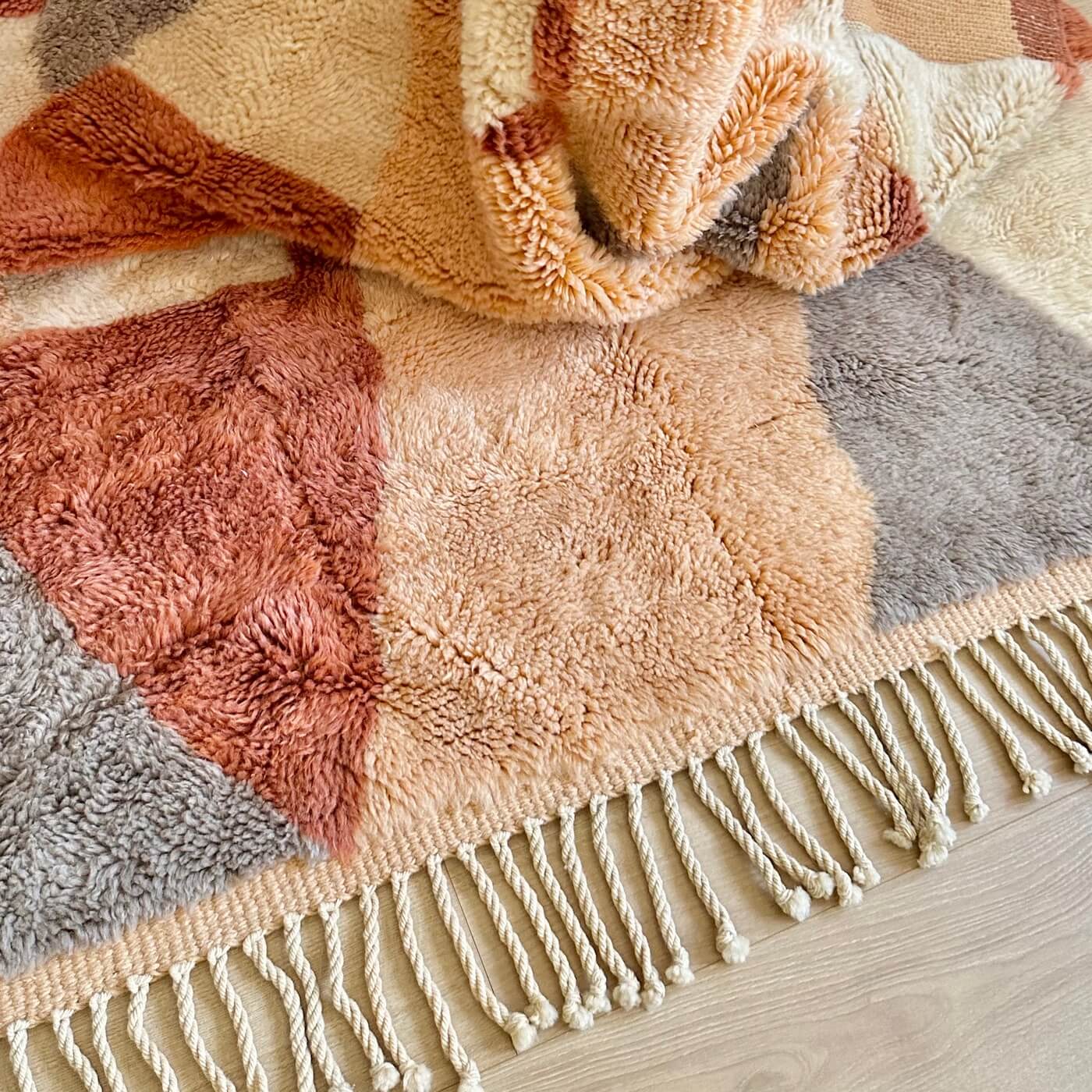 Covor Marocan din Lână Organică - Beni Mrirt Serenity, Multicolor în culori pământii de crem, iersică, teracotă și gri - 260x155 cm - dens și luxos