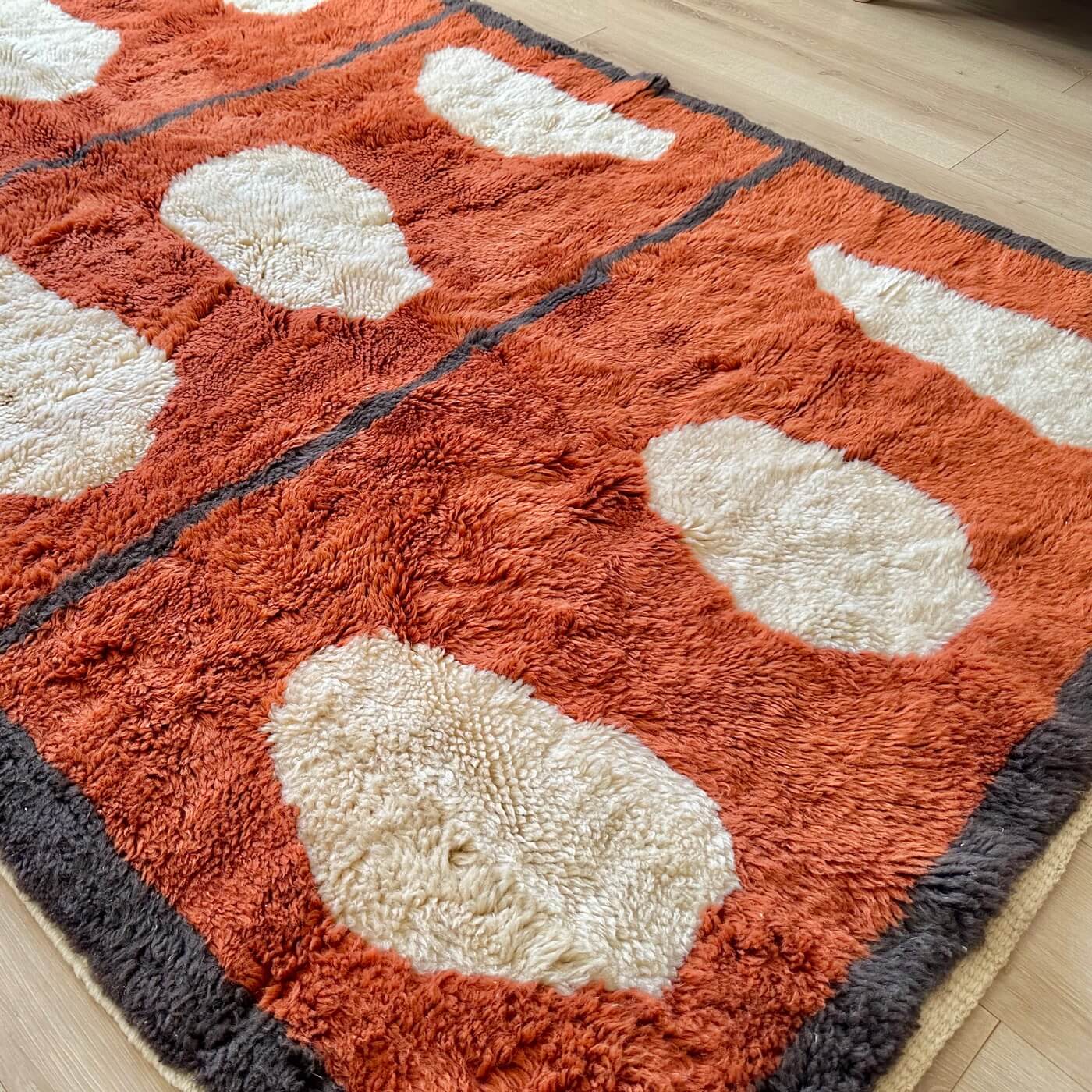 Covor Marocan din Lână Organică - Beni Mrirt Tribes - model cu pete în culori teracotă, maro și alb - 250x150 cm - pe parchet