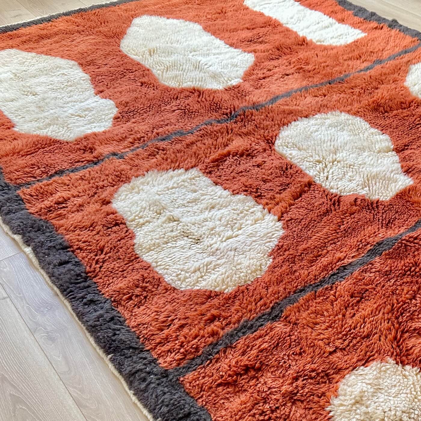 Covor Marocan din Lână Organică - Beni Mrirt Tribes - model cu pete în culori teracotă, maro și alb - 250x150 cm - de aproape