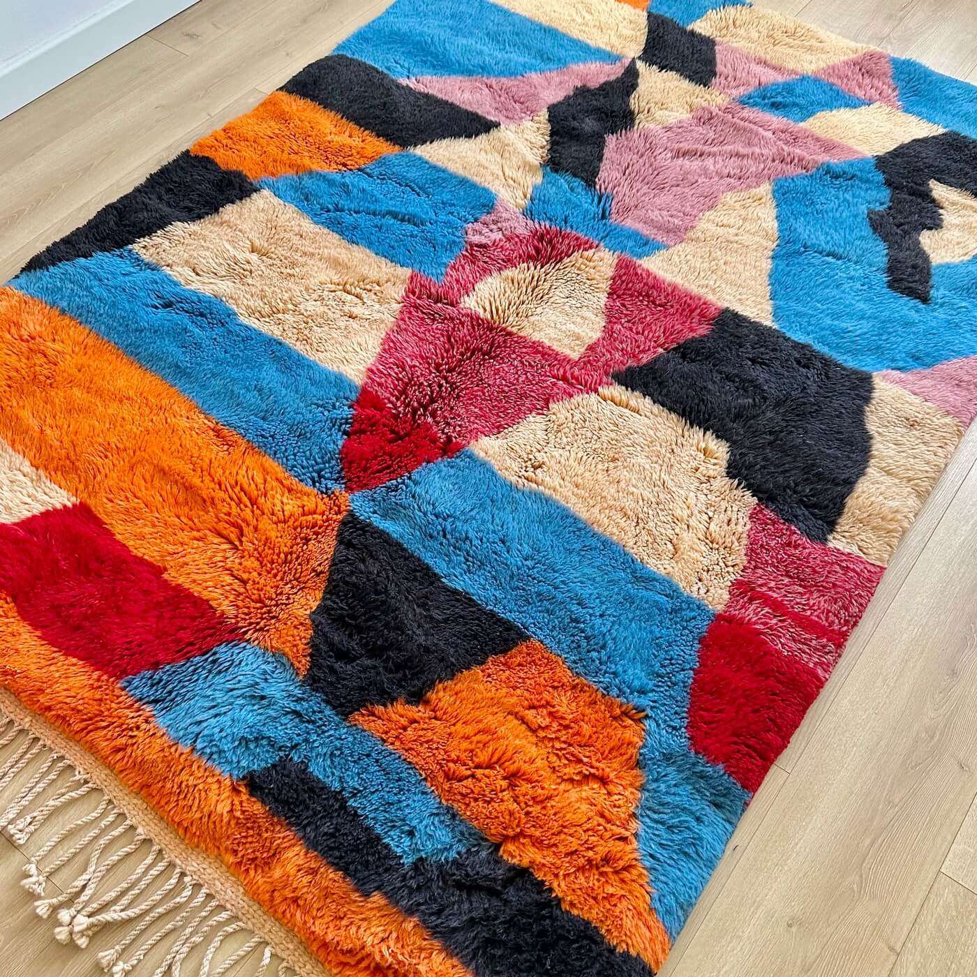 Covor Marocan din Lână Organică - Beni Mrirt Volcano, multicolor Albastru Portocaliu - gros, dens și pufos - pentru living sau dormitor - pe parchet