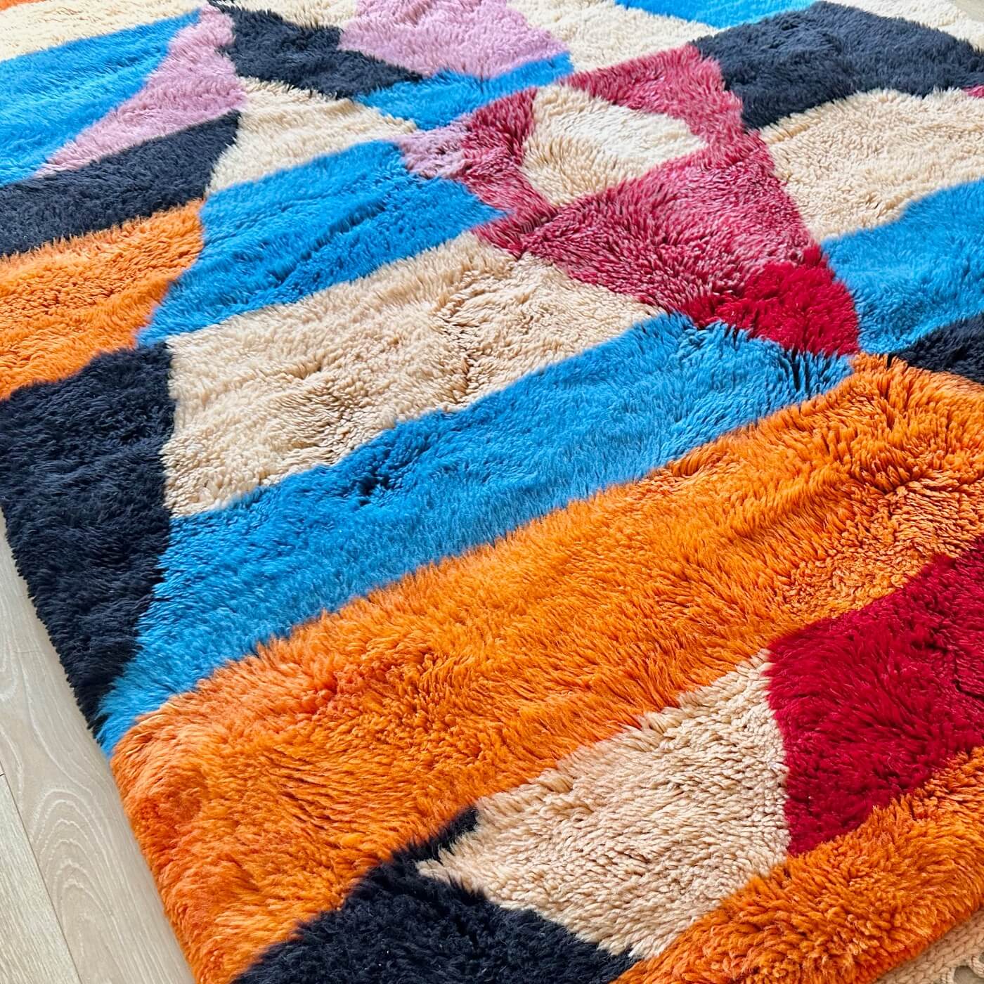 Covor Marocan din Lână Organică - Beni Mrirt Volcano, multicolor Albastru Portocaliu - gros, dens și pufos - pentru living sau dormitor - zoom