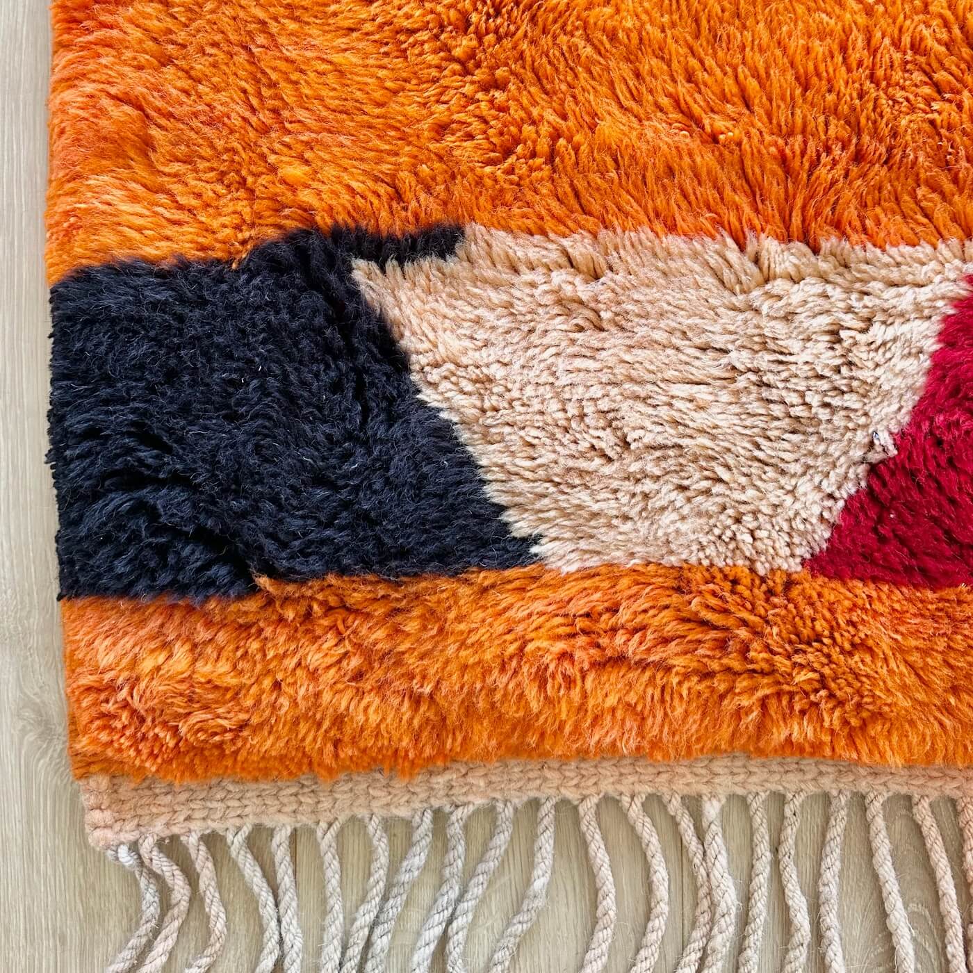Covor Marocan din Lână Organică - Beni Mrirt Volcano, multicolor Albastru Portocaliu - gros, dens și pufos - pentru living sau dormitor - ciucuri