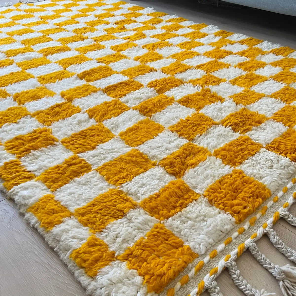 Covor marocan cu model in carouri din lana, Galben, Beni Ourain 240x150, pe podea 1