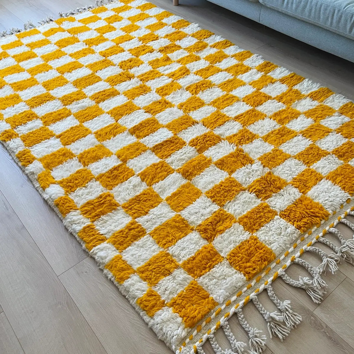 Covor marocan cu model in carouri din lana, Galben, Beni Ourain 240x150, pe pode 2